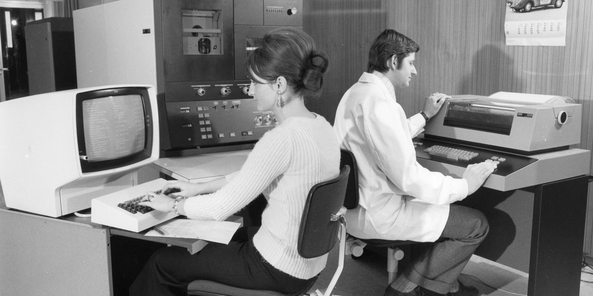 eine Frau und ein Mann sitzen in den 1960ern vor den ersten Computern bei Wüstenrot